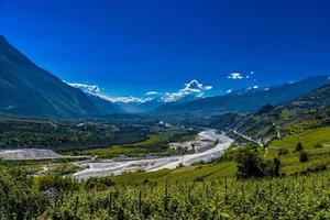 wijngaarden en rivier in de zwitserse alpen, vallei, leuk, visp, foto