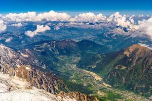 vallei met dorpjes tussen besneeuwde bergen chamonix, mont blanc, haute-savoie, alpen, frankrijk foto