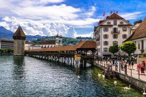 kapelbrug in het centrum van luzern, luzern, zwitserland foto