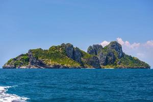 rotsen kliffen in de zee, ko yung eiland, phi phi, andaman zee, k foto