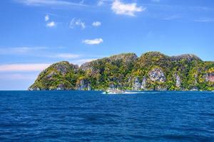 veerboten en rotsen, phi phi don eiland, andaman zee, krabi, thail foto