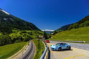 filet, zwitserland - apr 2017 blauwe lotus elise in zwitserse alpen, m foto