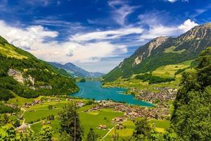 dorp in de buurt van het meer lungern, lungerersee, obwalden, zwitserland foto