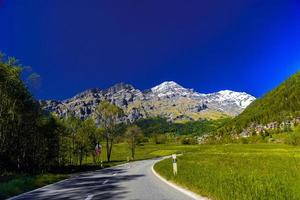 asfaltweg in zwitserse alpen bergen, leukerbad, leuk, visp, wal foto