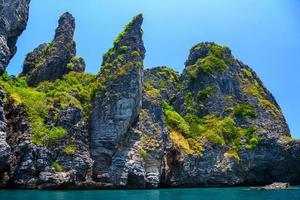 rotsen kliffen in de zee, ko yung eiland, phi phi, andaman zee, k foto