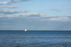 minimalistisch landschap met zeilboot foto