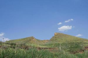 mooie zomerse landschappen met kleirotsen in de buurt van de rivierdelta van de dnjepr en de zwarte zee foto