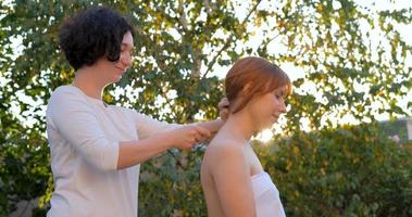 vrouw doet traditionele Chinese massage buiten in de zomertuin foto