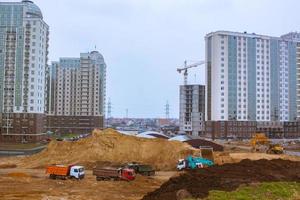 betonnen gebouw in uitvoering met kranen foto