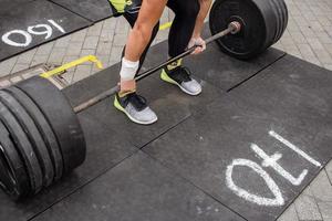 gewichthefapparatuur, powerlifting-wedstrijd in de buitenlucht, close-ups met atletische uitrusting foto