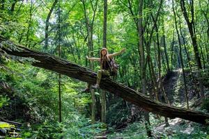 jonge vrouw wandelen op de lente weide, bergen en bos op background foto