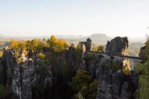 herfstlandschap met bergen en basteibrug foto