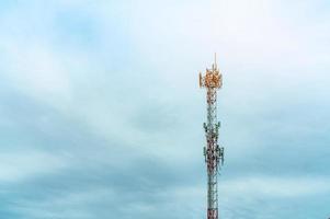 telecommunicatietoren met blauwe lucht en witte wolken. antenne op blauwe hemel. radio- en satellietpaal. communicatietechnologie. telecommunicatie-industrie. mobiel of telecom 4g-netwerk. technologie foto