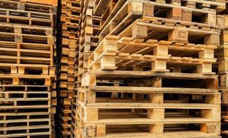 stapel houten pallet. industriële houten pallet in fabrieksmagazijn. vracht- en verzendingsconcept. verduurzaming van toeleveringsketens. milieuvriendelijke natuur en duurzame eigenschappen. hernieuwbare houten pallet. foto