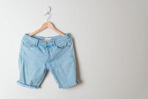 korte broek jeans hangend aan hanger foto