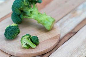 verse broccoli op houten achtergrond, broccoli houten tafel foto