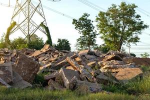 betonnen puinhopen met zonlicht op het platteland. foto