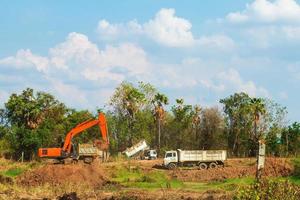 backhoe gegraven om op een vrachtwagen op het platteland te gieten. foto