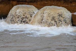 het water stroomde en overstroomde de pijp ernstig. foto