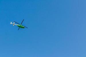 groene helikopter in de lucht. foto