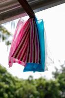 kleurrijke plastic zakken die onder het dak hangen. foto