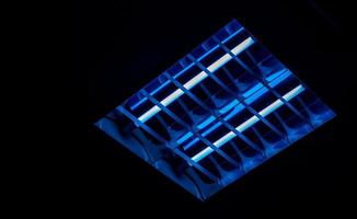 fluorescentielamp in een vierkant frame met duisternis. foto