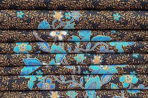 thaise bloem patroon stof gevouwen gestapeld. foto