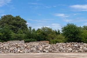 betonnen puinhopen met landelijke bossen. foto