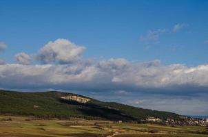 berg met steengroeve foto