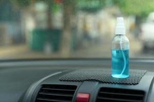 spray alcohol in auto bescherm covid 19 foto