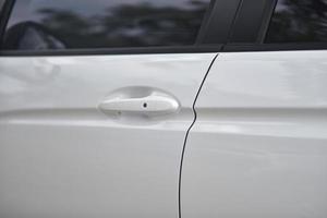 close-up van de deurklink van een witte auto foto