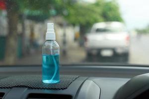 spray alcohol in auto bescherm covid 19 foto
