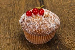 zoete smakelijke muffin met rode aalbessen foto