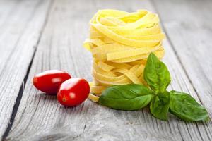 Italiaanse pasta fettuccine nest foto