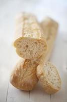 brood stokbrood op wit foto
