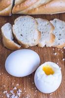 ontbijt met ei en stokbrood foto