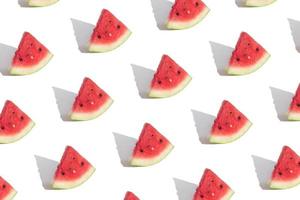 patroon met watermeloen plakjes geïsoleerd op wit. abstracte zomer achtergrond foto