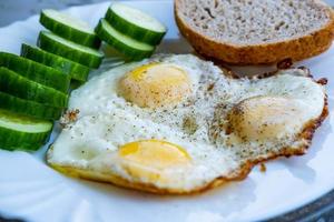 close up van gebakken eieren groenten en brood foto