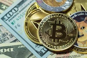 dogecoin doge, bitcoin, ethereum eth, binance munt, inbegrepen bij cryptocurrency munt op stapel 100 honderd nieuwe Amerikaanse dollar geld Amerikaanse virtuele blockchain technologie toekomst is geld close-up concept. foto