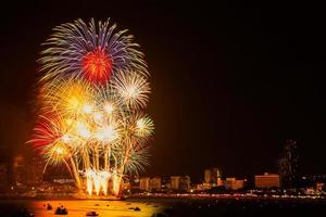 vuurwerk kleurrijk op de achtergrond van de stadsmening van de nacht voor vieringsfestival. foto