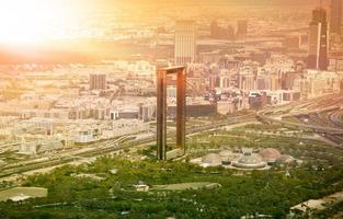 dubai skyline met dubai frame gebouw bij zonsondergang foto