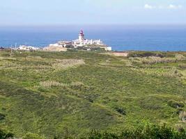 fascinerende opname van een vuurtoren van cabo da roca in portugal met de Atlantische oceaan op de achtergrond foto