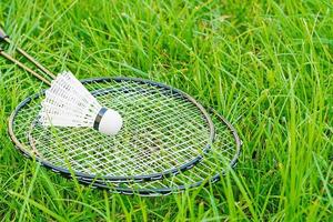 shuttle en badmintonrackets op een groen gazon foto