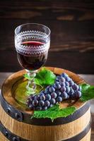 lekkere wijn in glas met druiven foto