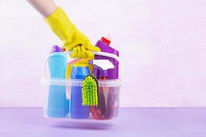 schoonmaak dienstverleningsconcept. kleurrijke reinigingsset voor verschillende oppervlakken in keuken, badkamer en andere kamers. foto