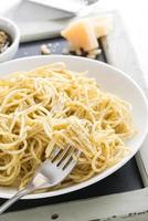spaghetti met pesto en kaas, close-up, selectieve aandacht