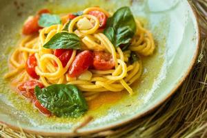 huisgemaakte pasta met basilicum en tomaten
