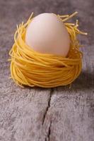 gedroogde pasta nest met kippeneieren verticaal foto