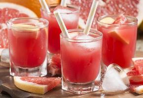 roze grapefruitdrank met pulp, selectieve nadruk