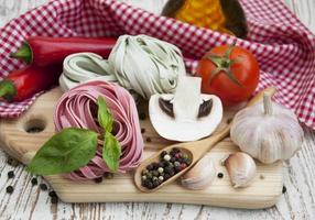 ingrediënten voor Italiaanse pasta foto